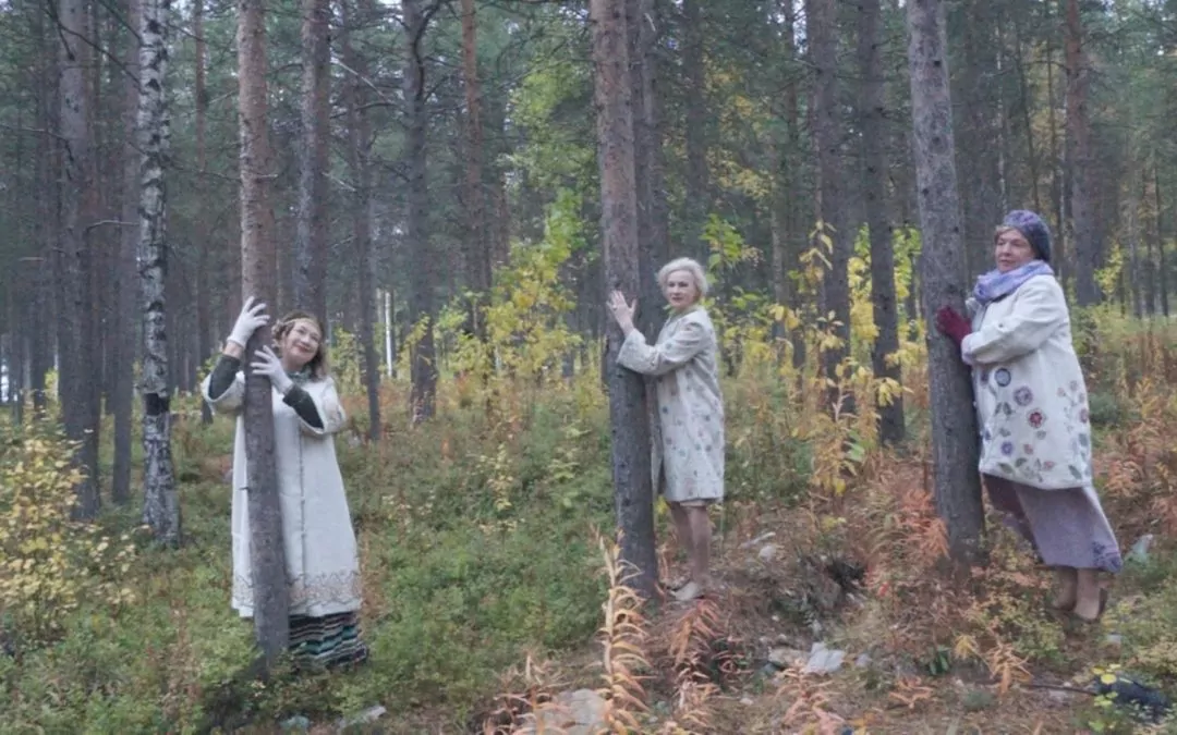 Надежда Павловна снимает подруг в парке г. Полярные Зори